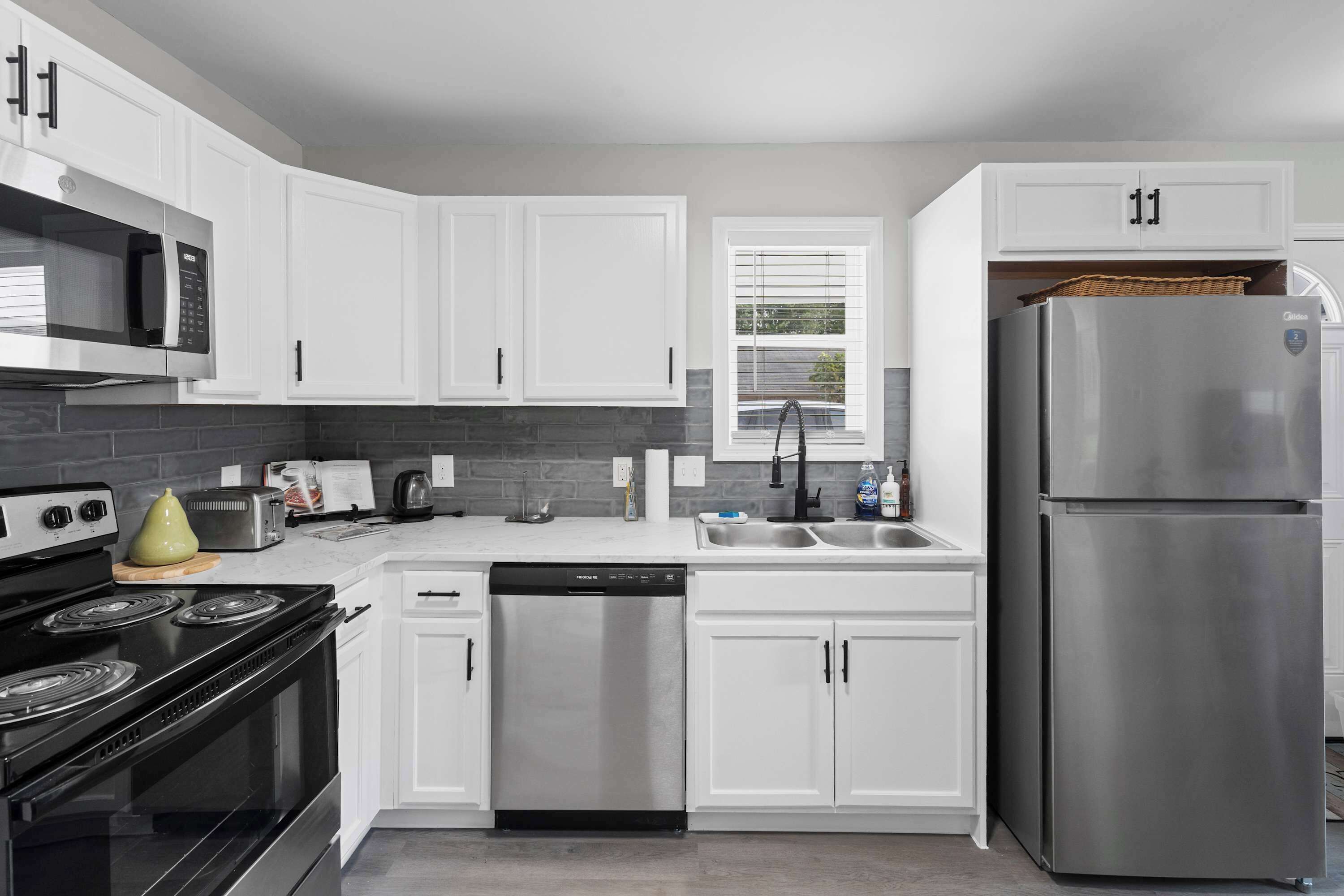 冰箱、微波炉、烤箱、炉灶