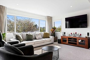 Unclassified image, 5 of 40, button