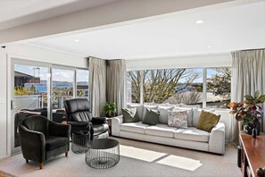 Unclassified image, 4 of 40, button