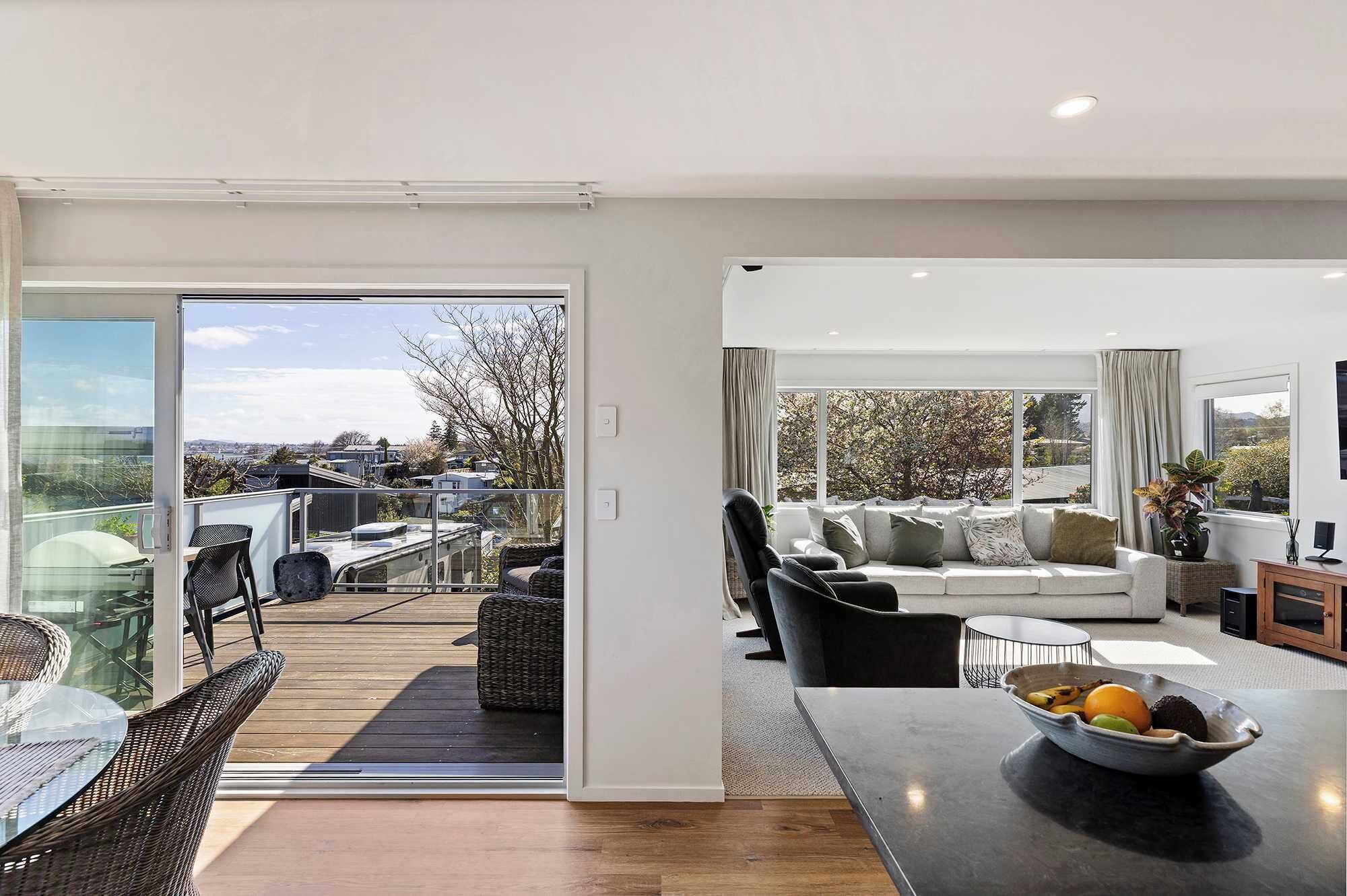 تلفزيون، مدفأة، مكتب