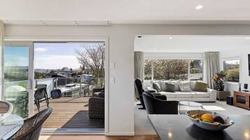 تلفزيون، مدفأة، مكتب