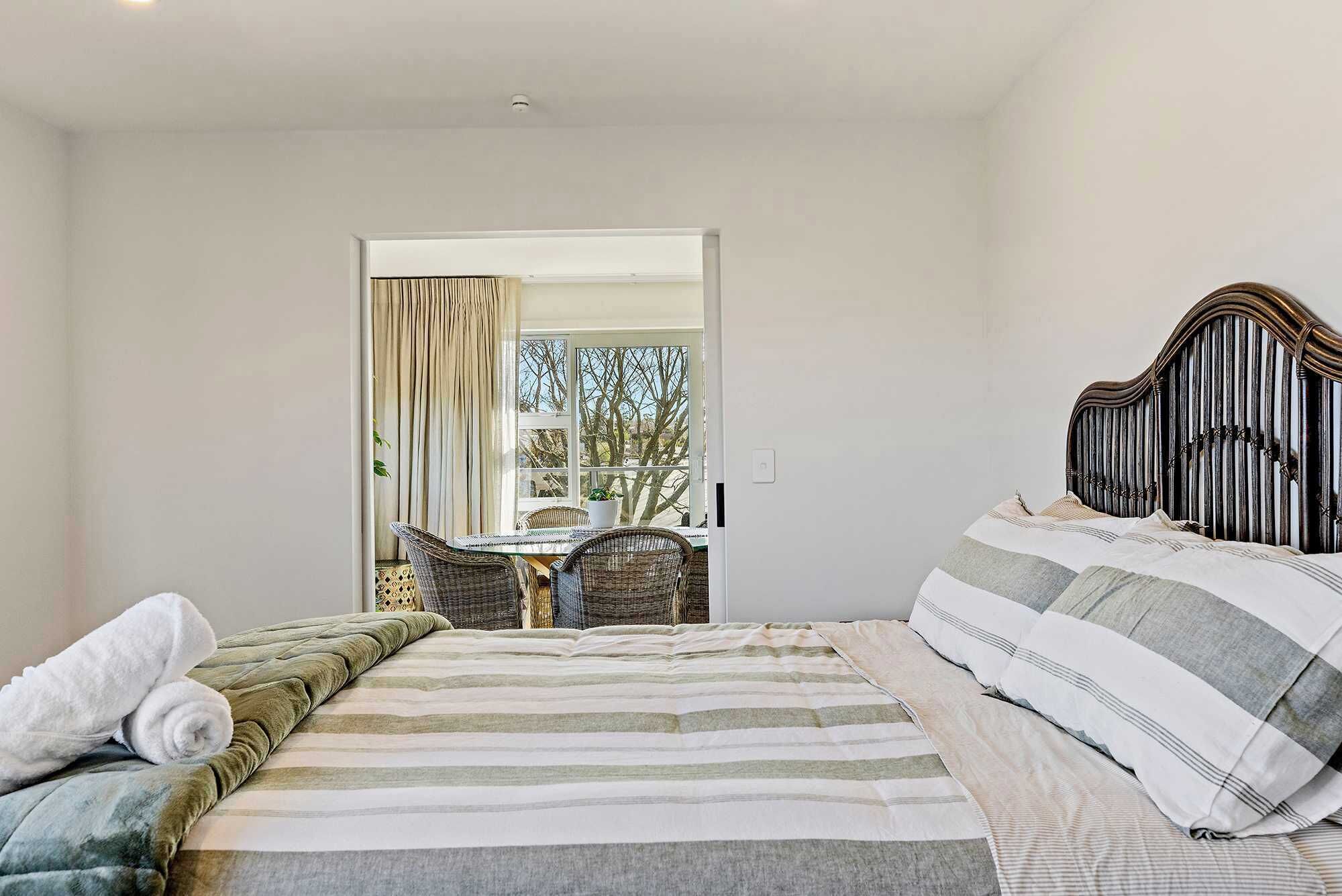 3 عدّة غرف نوم ومكواة/لوح كي وواي فاي وملاءات أسرّة