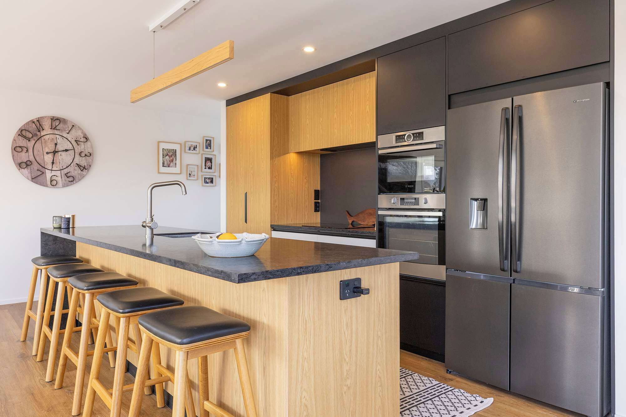 ثلاجة، ميكروويف، موقد طهي مسطح، غسالة أطباق