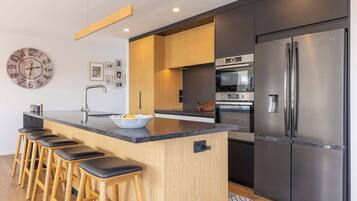 ثلاجة، ميكروويف، موقد طهي مسطح، غسالة أطباق