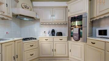 Refrigerador, microondas, horno, placa de cocina