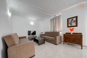 TV - Authentic Maltese 3BR home with Terrace in Mosta! (Mosta)