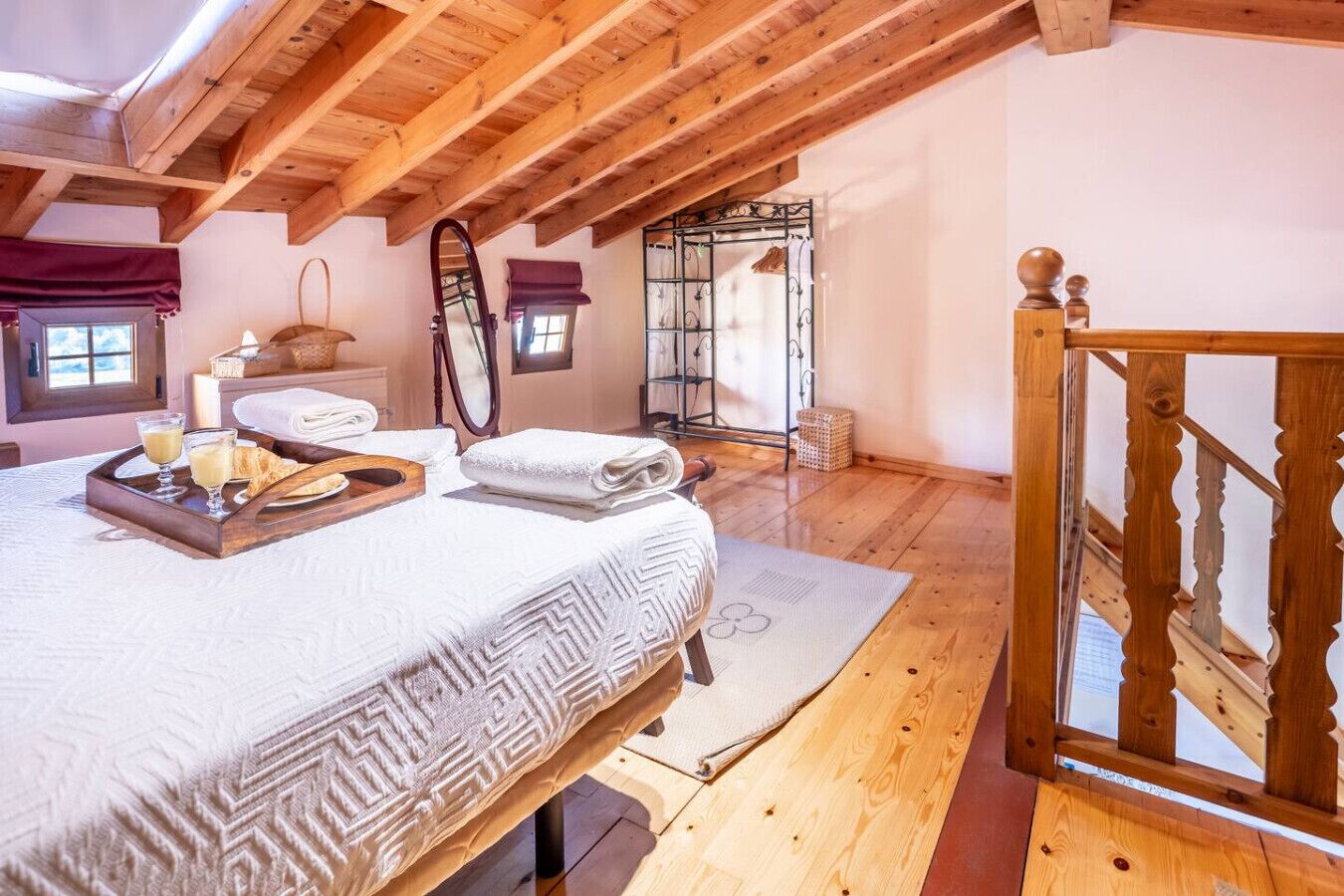 Tabla de planchar con plancha y ropa de cama