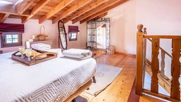 Tabla de planchar con plancha y ropa de cama