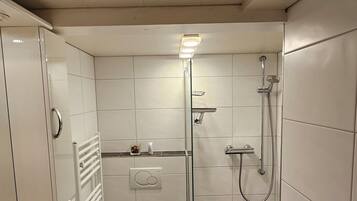 Kondominium Keluarga, 4 kamar tidur, pemandangan gunung | Kamar mandi | Pengering rambut dan tisu toilet