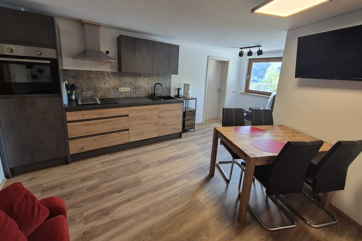 Klassiek appartement, 1 slaapkamer, uitzicht op bergen | Woonruimte | Een 50-inch flatscreentelevisie met kabelzenders