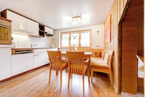 Comfort Condo, 4 Bedrooms, Mountain View | Private kitchen | Full-size fridge, oven, stovetop, dishwasher