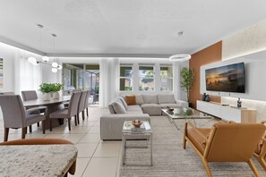 TV, video games - 7049 Solterra 6 bedrs 18guests pool summer kitchen (Davenport)