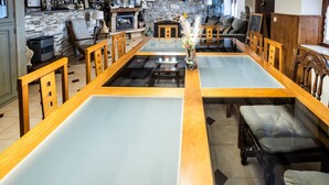 Dining - The Village Retreat - Al Llagar (Sales)