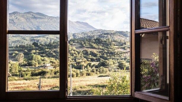 A view through a window of a mountainous landscape with a clear sky. - The Village Retreat - Al Llagar (Sales)