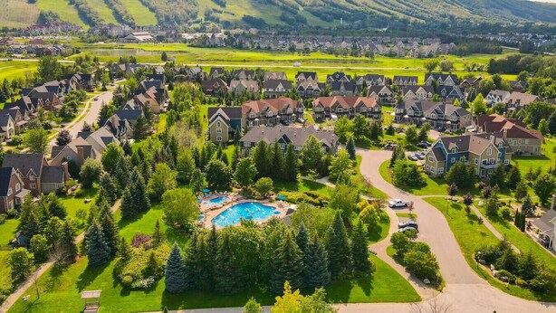 A residential area with houses, a swimming pool, and a road. - Family Townhome at Blue with Resort Shuttle (The Blue Mountains)