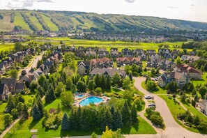 A residential area with houses, a swimming pool, and a road. - Family Townhome at Blue with Resort Shuttle (The Blue Mountains)