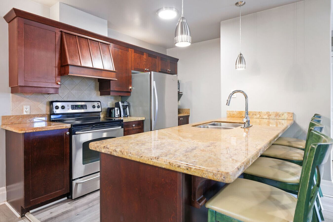 冷蔵庫、電子レ ンジ、オーブン、コンロ