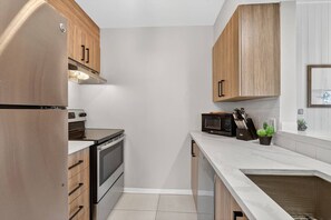 Kühlschrank, Mikrowelle, Ofen, Herdplatte