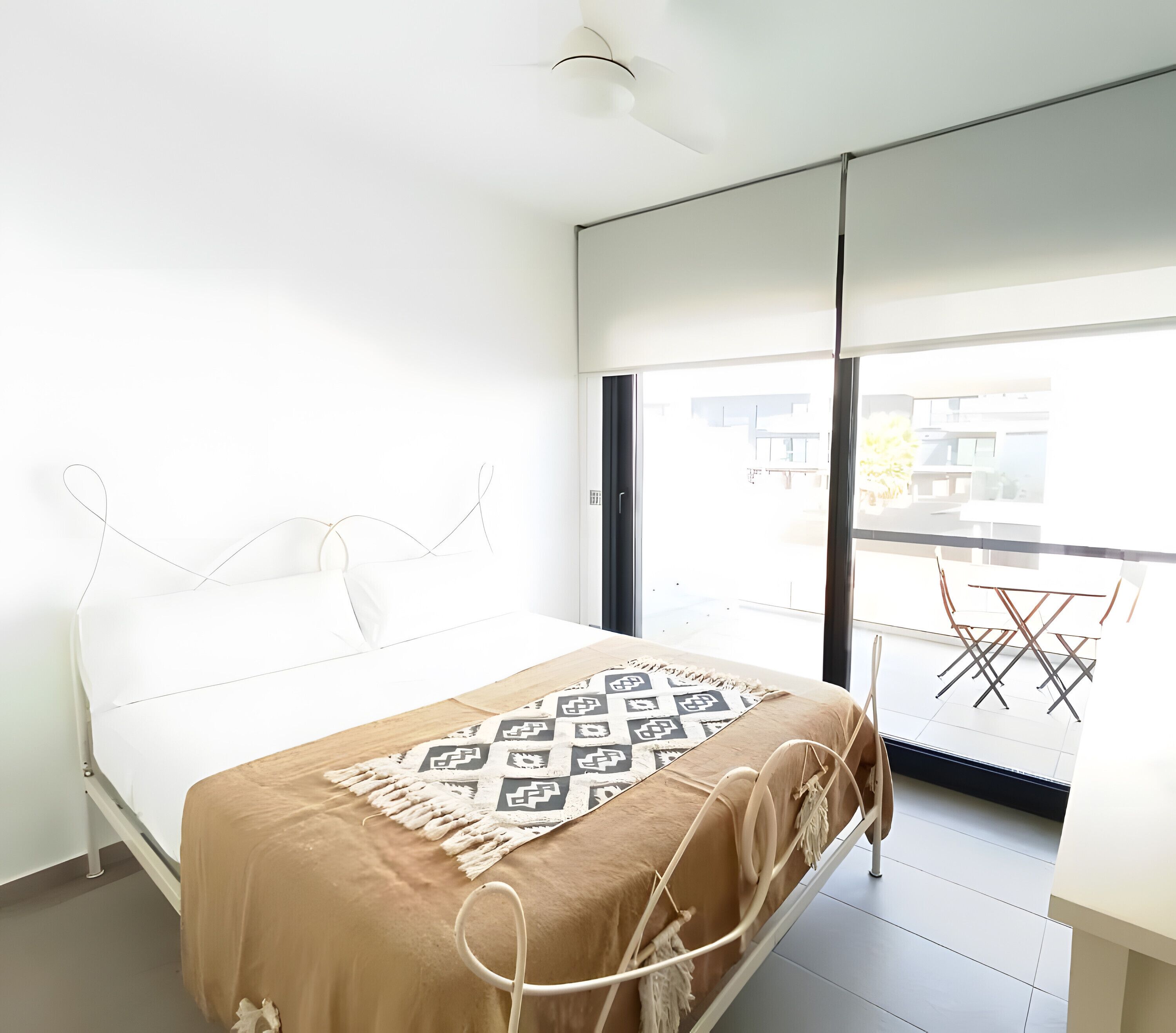 Tabla de planchar con plancha, wifi, ropa de cama