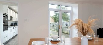 Central Bishop - 4 Beds, Games Room, Secure Parking