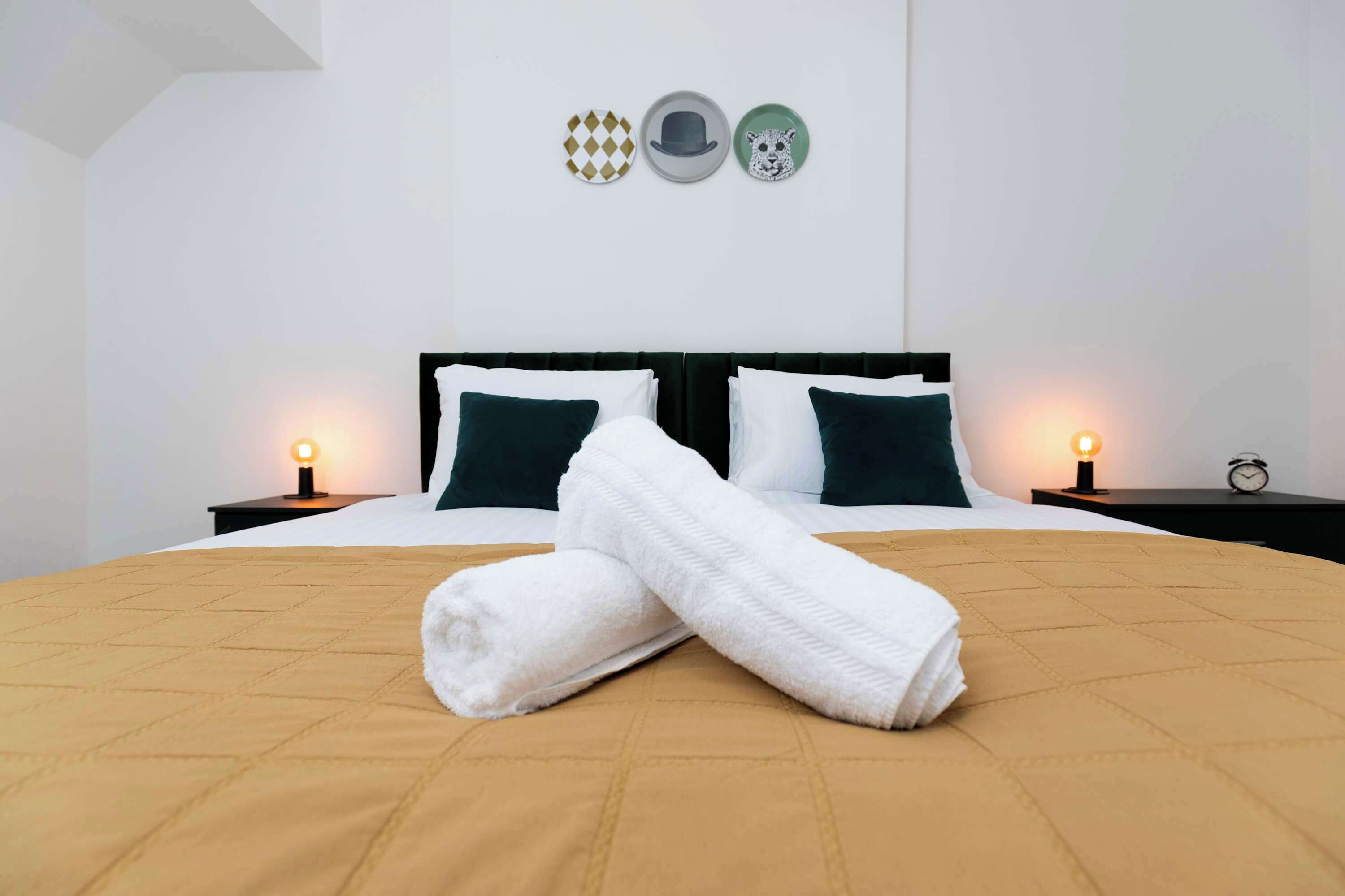 4 bedrooms, iron/ironing board, WiFi, bed sheets