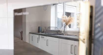 Central Bishop - 4 Beds, Games Room, Secure Parking