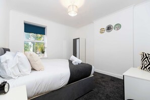 4 bedrooms, iron/ironing board, WiFi, bed sheets