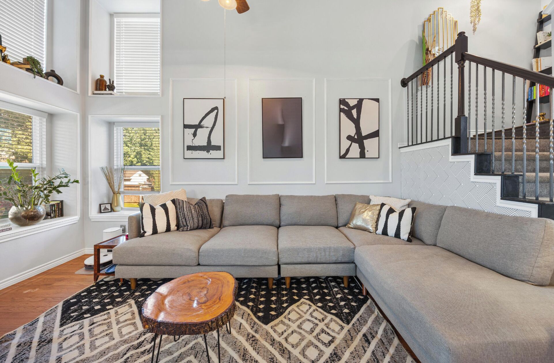 Smart-tv, een open haard en boeken