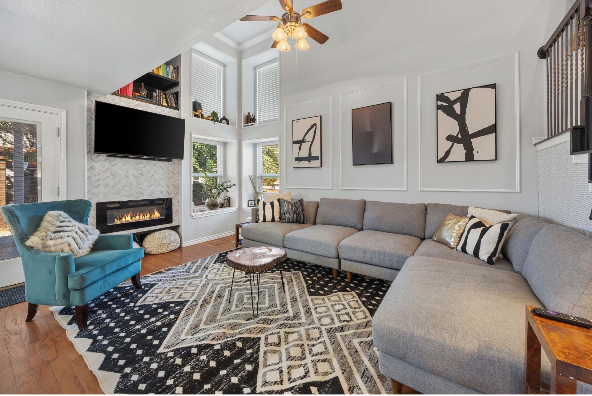 Smart-tv, een open haard en boeken