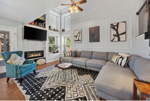 Smart-TV, Kamin, Bücher