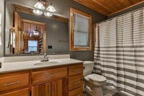 Shower, hair dryer, towels - FightingTown USA | Blue Ridge, GA (Blue Ridge)