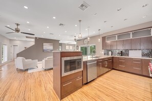 Kjøleskap, mikrobølgeovn, ovn og kokeplater