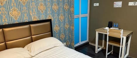 Hypo-allergenic bedding, desk, iron/ironing board, free WiFi