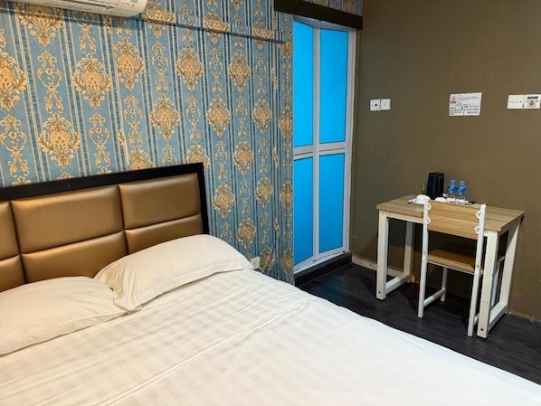 Ropa de cama hipoalergénica, escritorio y tabla de planchar con plancha