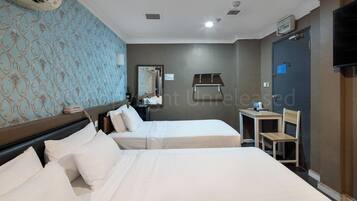 Quarto triplo standard | Roupas de cama antialérgicas, escrivaninha