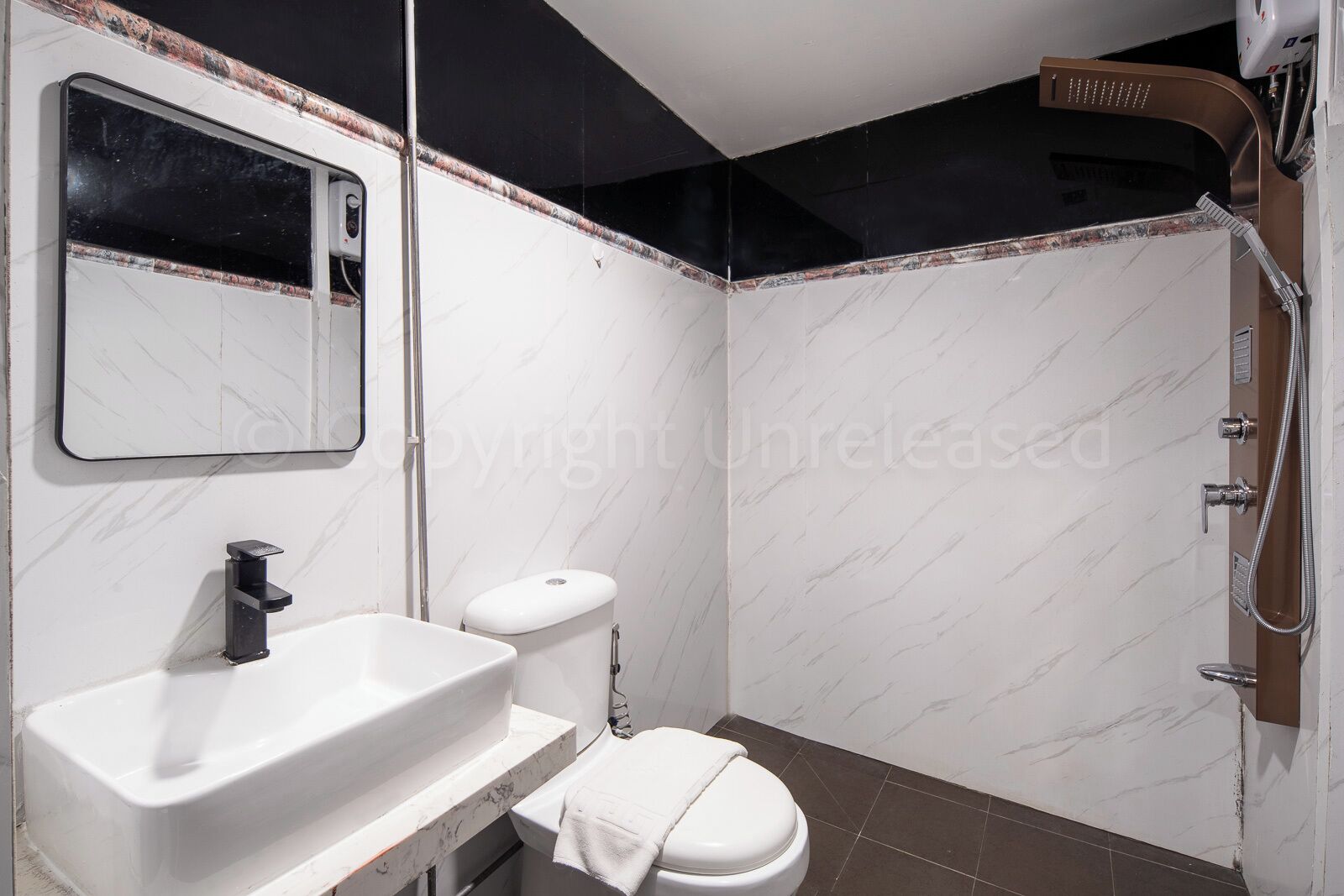 Standard-Dreibettzimmer, ohne Fenster | Badezimmer | Dusche, kostenlose Toilettenartikel, Haartrockner, Bidet