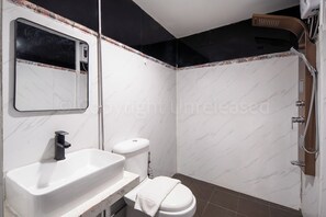 Standard Triple Room (No Windows) | Bathroom | Shower, free toiletries, hair dryer, bidet - The Quay Hotel Bugis (Singapore)