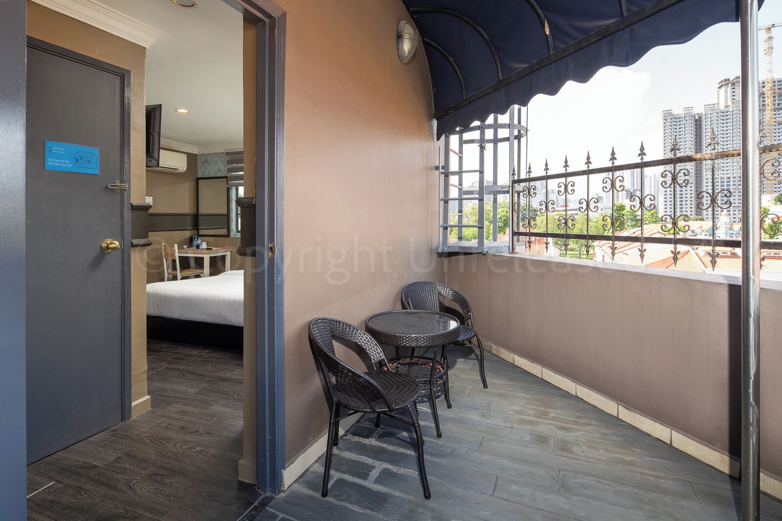 尊荣双人房, 城市景观 | 起居区 | 30-英寸智能电视（配备有线频道）