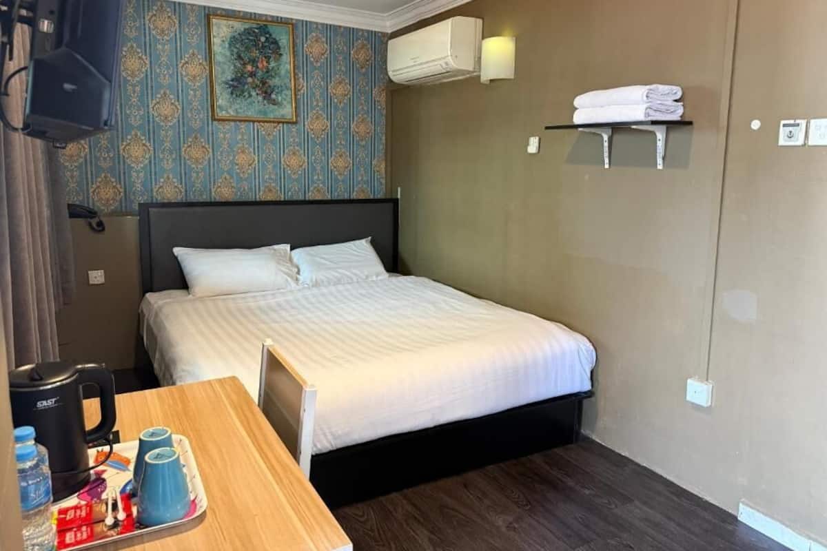 Ropa de cama hipoalergénica, escritorio y tabla de planchar con plancha