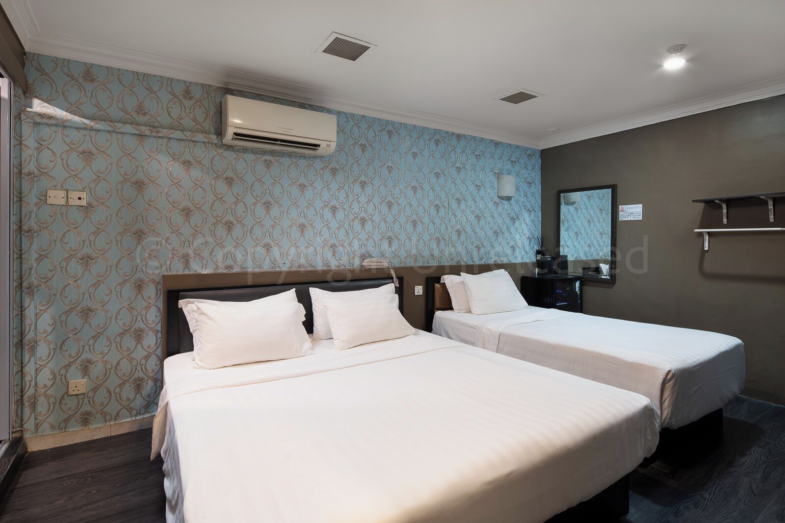 Standardværelse til 3 personer | Allergivenligt sengetøj, individuel indretning, skrivebord