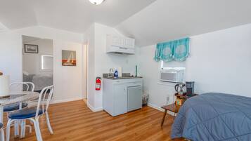 6 bedrooms, WiFi, bed sheets