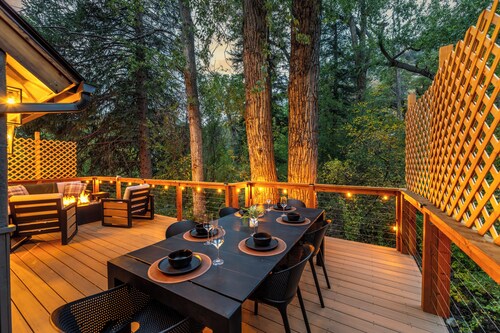 Creek Front with Firepit Patio, BBQ & Theatre Near Hot Springs, Hiking, Biking