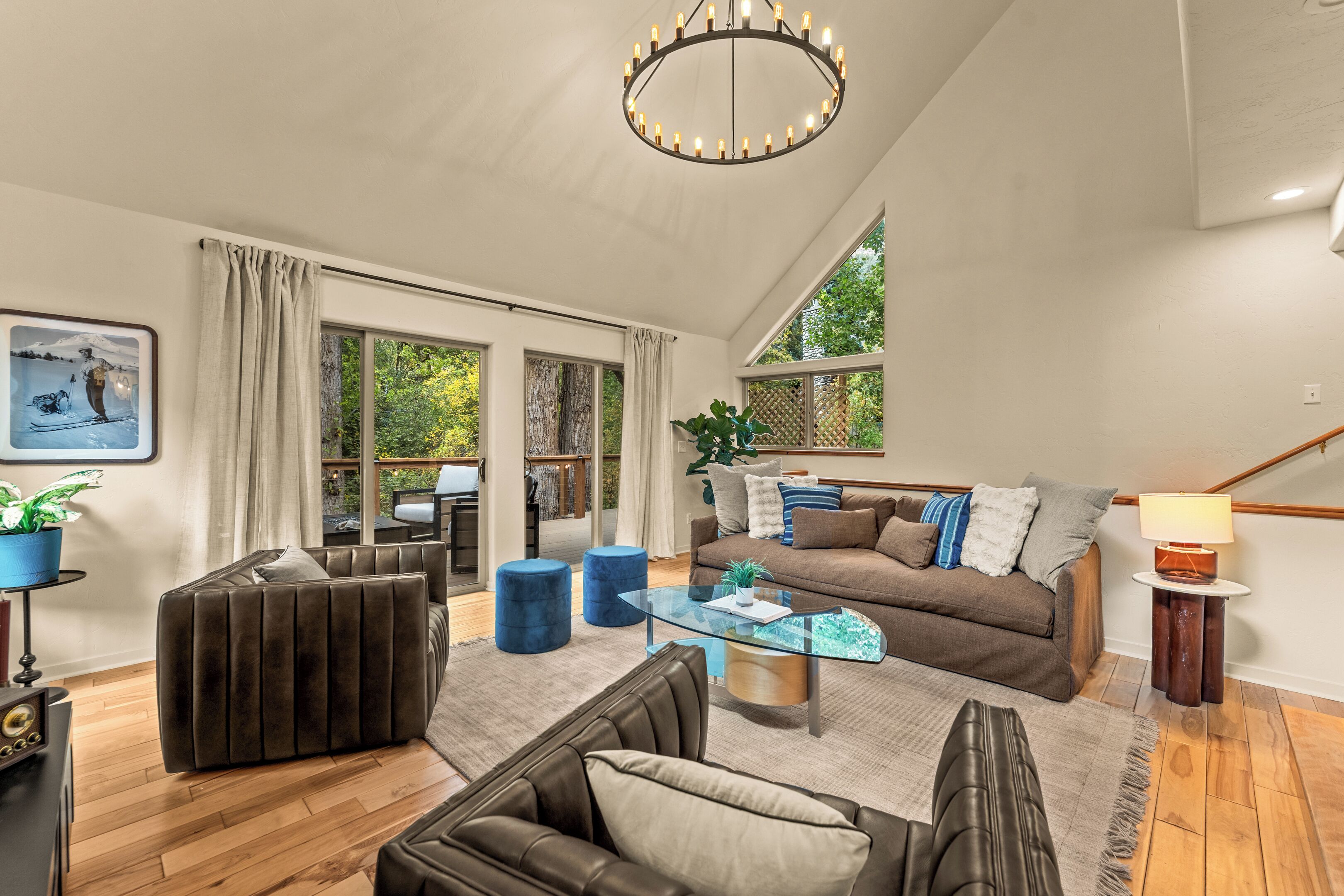 Televisor intel·ligent i llibres 