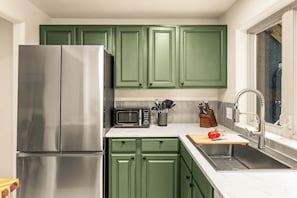 Frigorífico, microondas, horno y placa de cocina