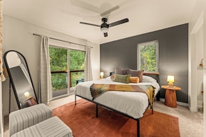 3 dormitorios, escritorio, tabla de planchar con plancha y cuna de viaje