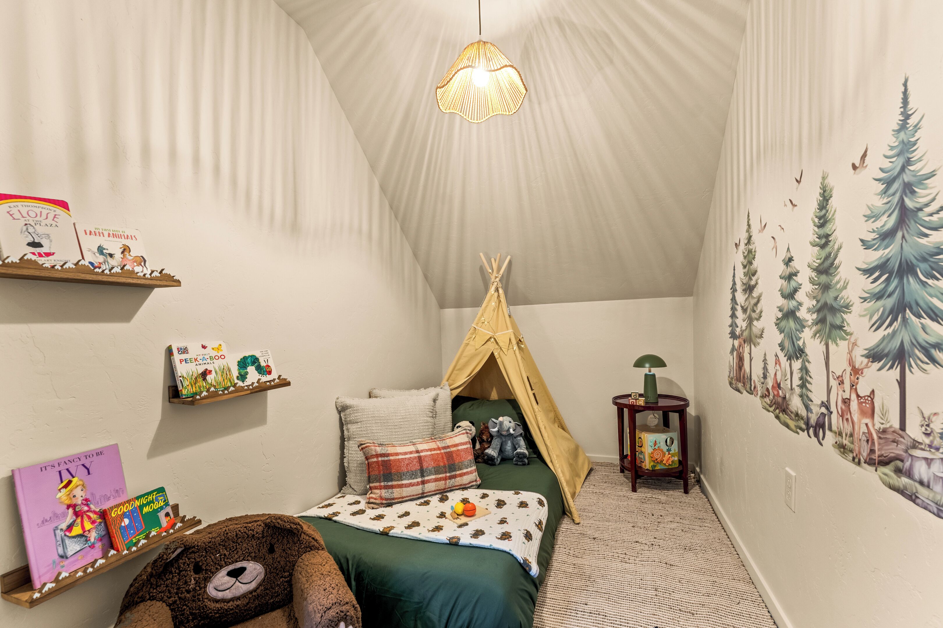 3 bedrooms, desk, iron/ironing board, travel crib