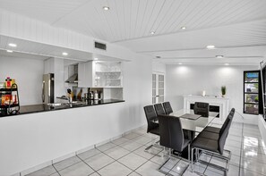 Superior House, Canal View | Dining room - Siena Villa Waterfront (Pompano Beach)