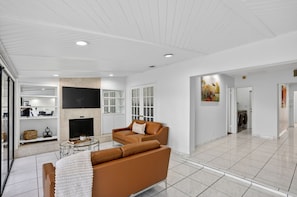 Superior House, Canal View | Living area