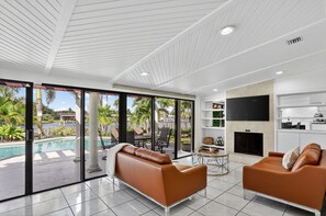 Superior House, Canal View | Living room