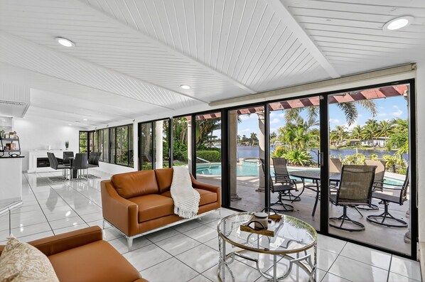 Superior House, Canal View | Living area - Siena Villa Waterfront (Pompano Beach)